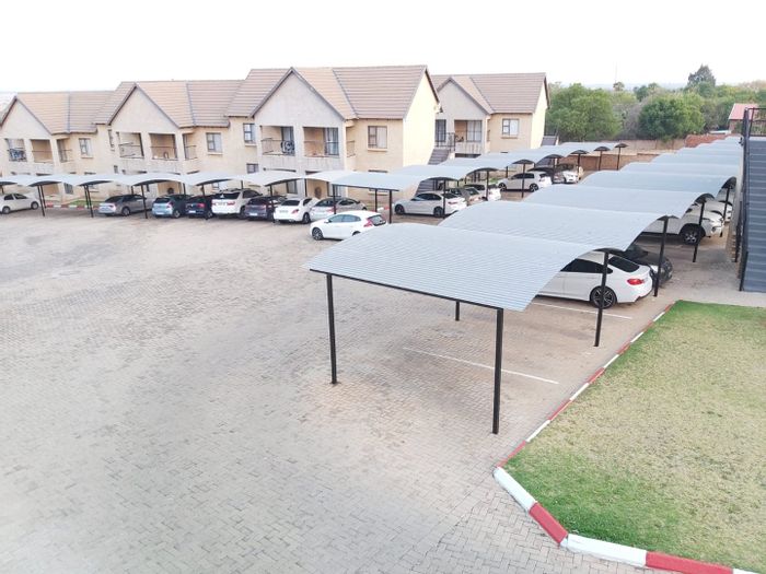 Doringkruin Apartment For Sale: 24-hour security, investment opportunity, four units available.