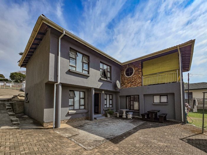 Uvongo House For Sale: Four flats, sea views, near beach, versatile income potential.