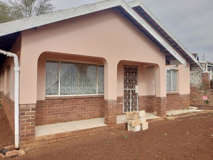Northdale House For Sale: 3 beds, ensuite, spacious yard, near schools and shops.
