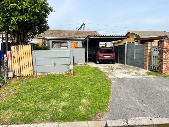 House for Sale in Peerless Park West: 2 Bedrooms, carport, spacious yard.