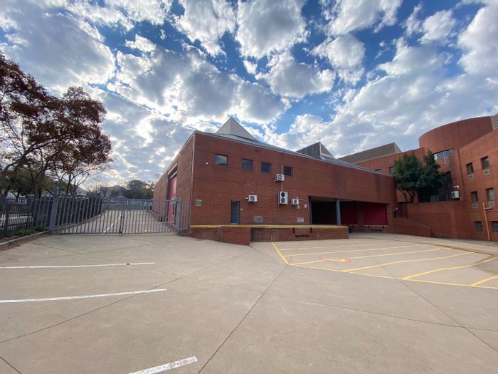 Vorna Valley Commercial Property To Rent: 1,118 m² warehouse, secure yard, 24-hour security.