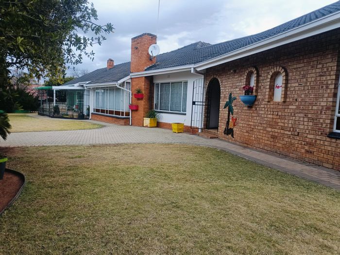 For Sale: Spacious 4-bedroom house in Wilkoppies with 3 garages and study.