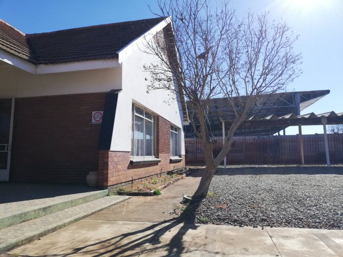For Sale: Wilkoppies House with 4 Bedrooms, Large Yard, and 3 Garages.