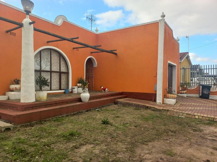 3-Bedroom House in Charlesville For Sale: Close to Highways, Spacious Yard, Garage.