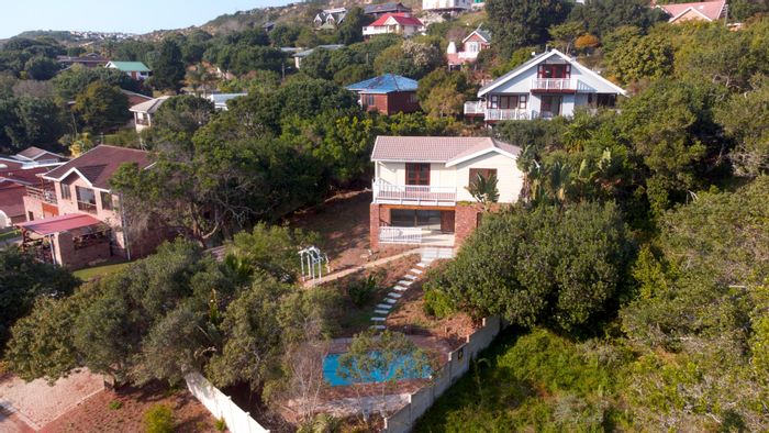 For Sale: House in Meedingsride with pool, garden, and dual living areas.