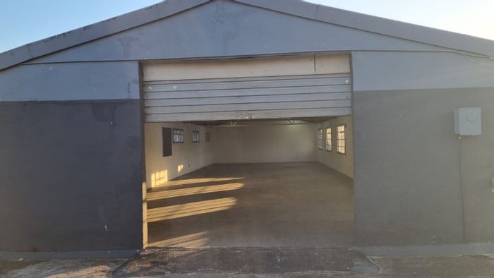 Industrial unit in Malvern, 145m², near highways and shopping centers. To Rent.
