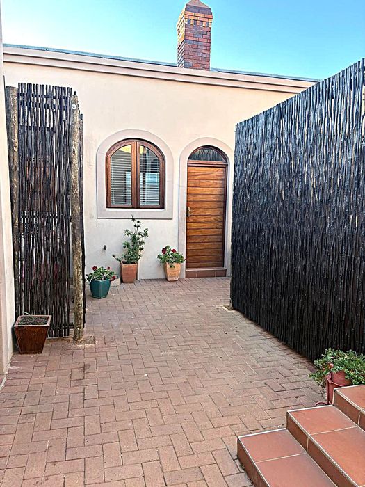 Greenside Apartment To Rent: 1 bed, shared entrance, safe parking, utilities included.