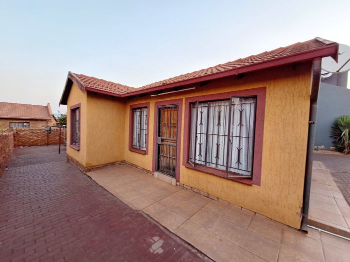 For Sale: House in Philip Nel Park with 3 bedrooms, spacious lounge, and carport.
