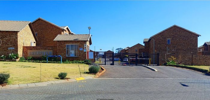 Chloorkop Apartment For Sale: 2 beds, secure complex, parking, close to amenities.