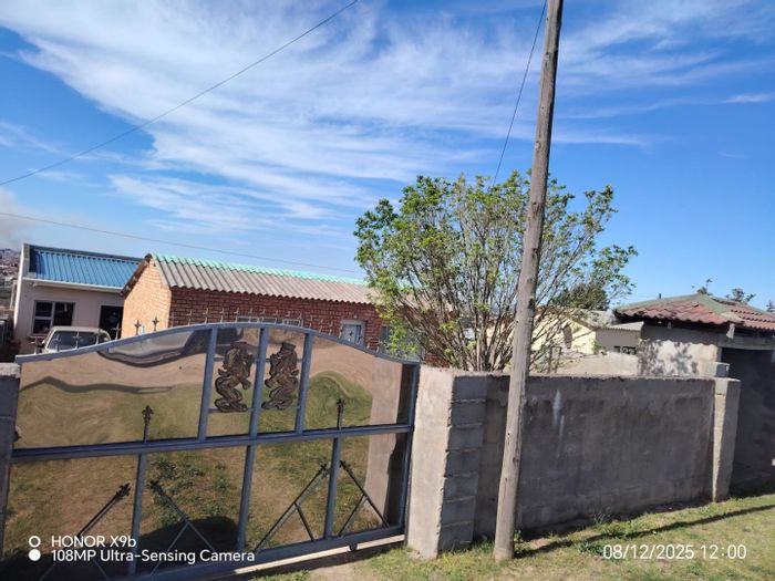 5-Bedroom House For Sale in Mdantsane Nu 8 with secure parking and rental potential.