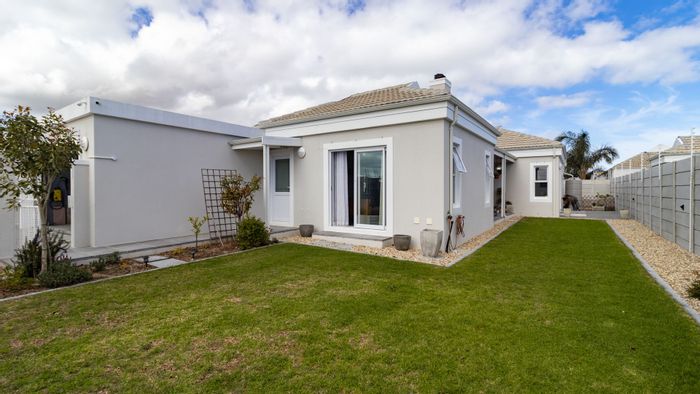 Sunningdale House For Sale: 4 bedrooms, garden, scullery, security features, versatile layout.