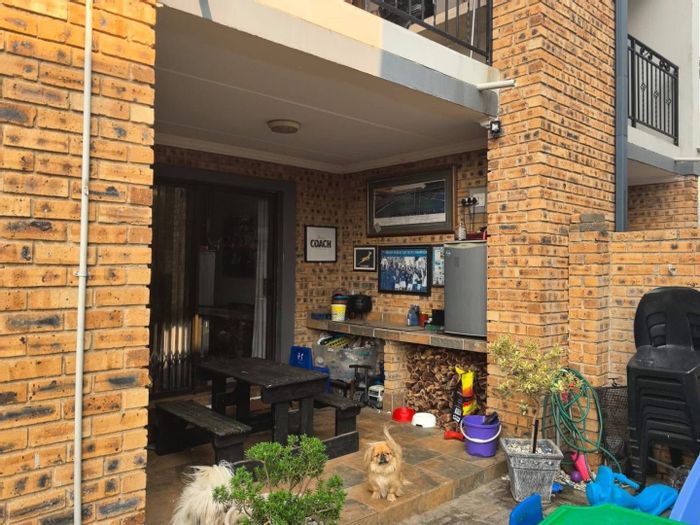 Fairleads Townhouse To Rent: 2 Bedrooms, pet-friendly, private garden, 24-hour security.