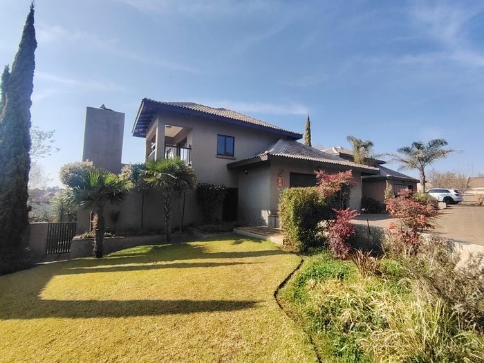 Townhouse For Sale in Pentagon Park: 3 Bedrooms, Braai Area, Large Yard.