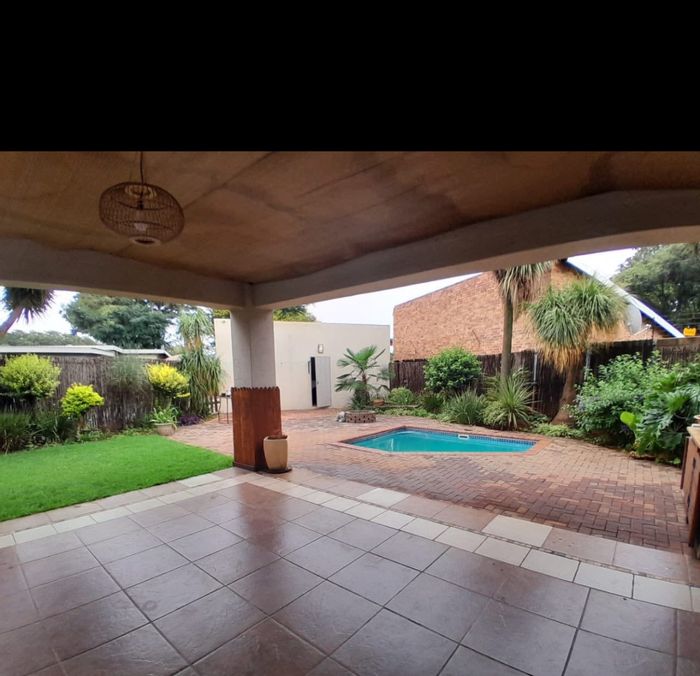 Rynfield House To Rent: 3 Bedrooms, pool, solar, security, pet-friendly yard.