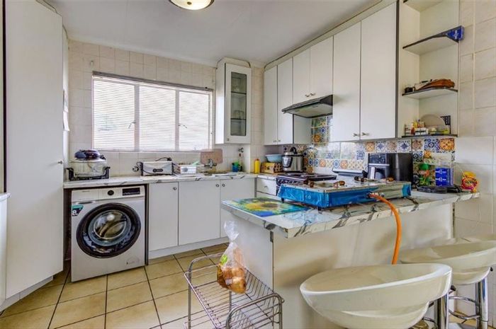 Glen Marais Townhouse For Sale: 3 Bedrooms, Pool, Open Layout, 2 Carports.