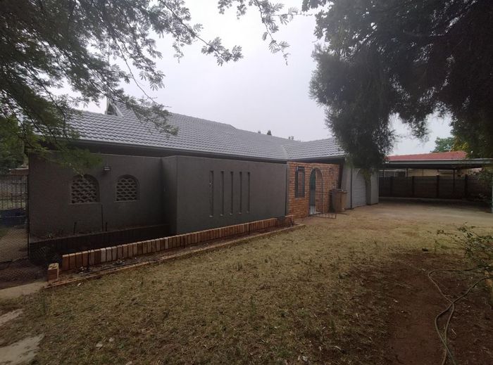 For Sale: House in Stilfontein Central with 3 bedrooms, garden, and garage.
