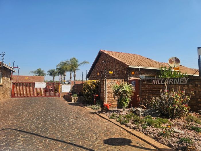 Eldoraigne House For Sale: 2 beds, 2 baths, courtyard, near Sutherland High.