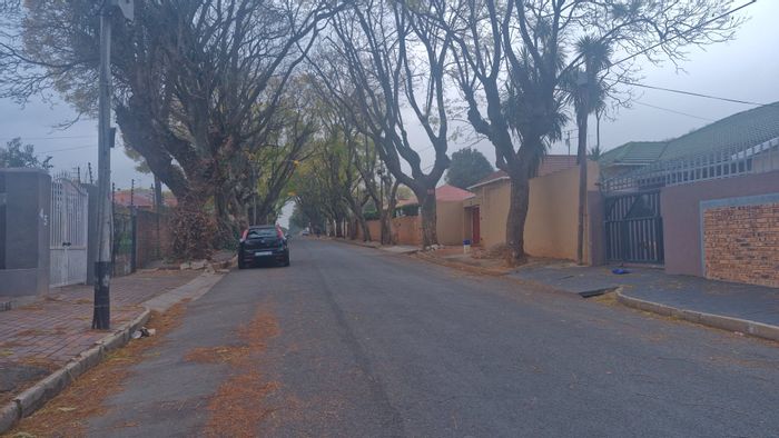 House for Sale in Orange Grove: 3 Bedrooms, Granny Flat, Pool, Garden.