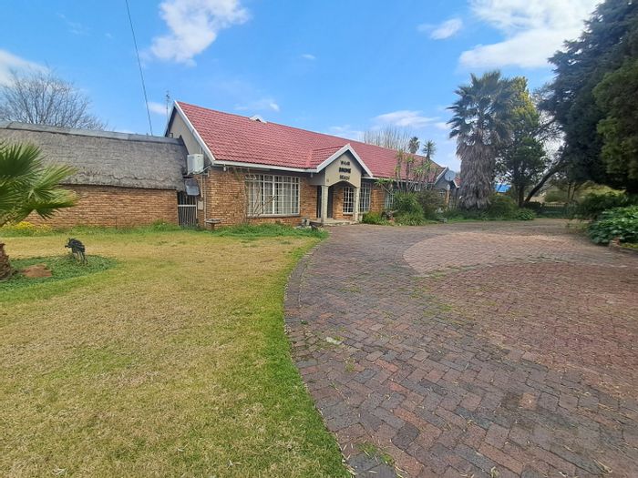 Flamwood House For Sale: 4 bedrooms, business rights, pool, flatlet, ample parking.