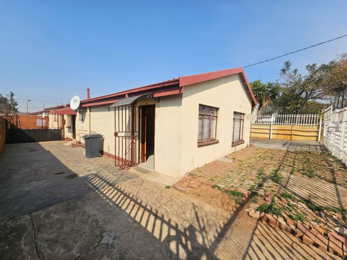 3-Bedroom House to Rent in Laudium with parking, private entrance, and Jojo tank.