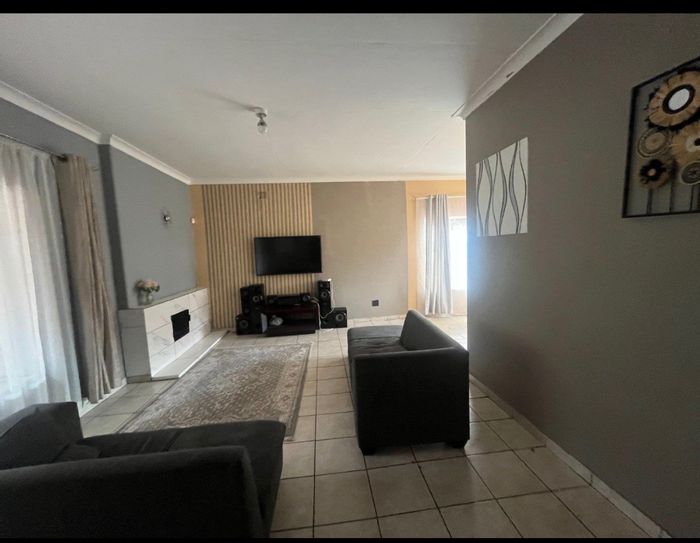 For Sale: Spacious 5-Bedroom House with Cottage and Double Garage in Mondeor.