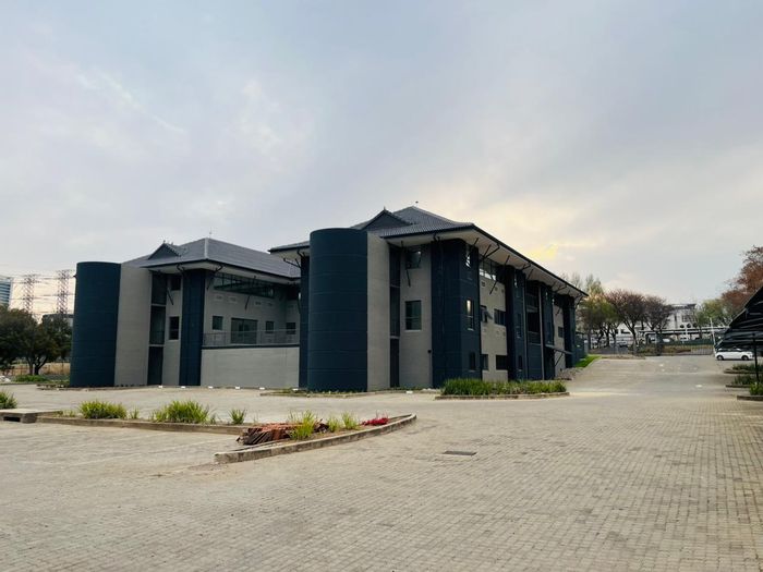 Vorna Valley Commercial Property To Rent: Freestanding, ample parking, 24/7 security.