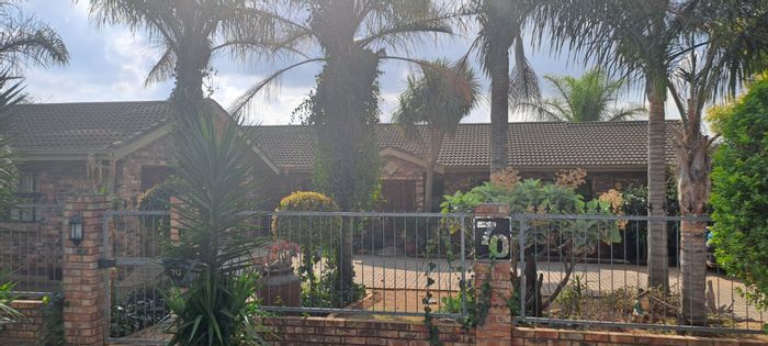 Vanes Estate House For Sale: 4 bedrooms, pool, lapa, study, double garage.