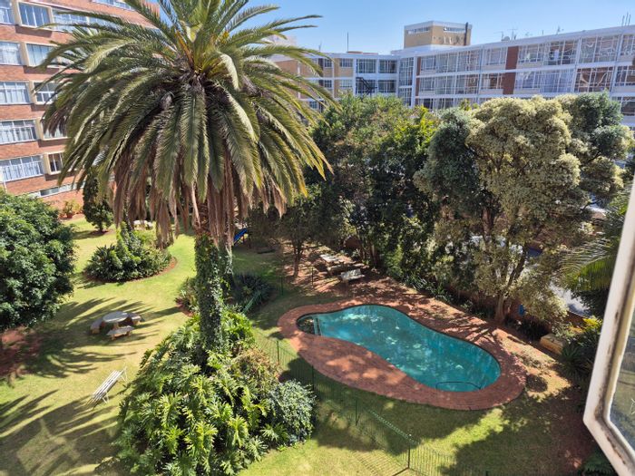 3 Bedroom Apartment To Rent in Killarney with balcony, pool, and 24-hour security.