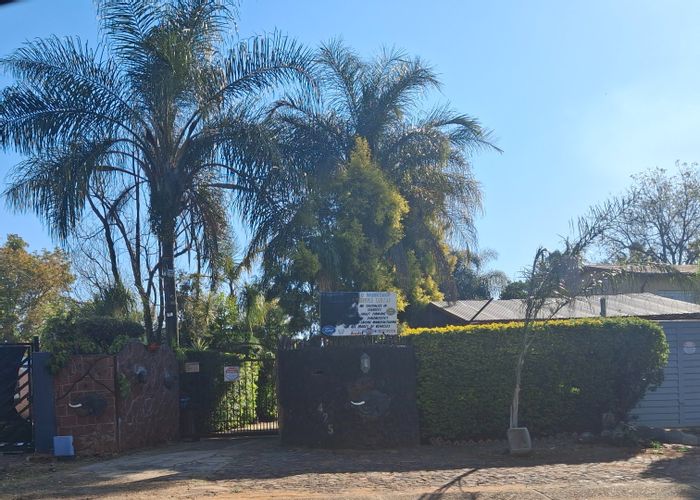 Spacious house in Pretoria North with flatlet, large workshop area, and amenities. For Sale.