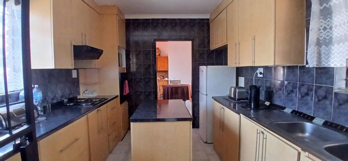 Heuweloord House For Sale: 5 Bedrooms, Flatlet, Staff Accommodation, Spacious Garden.