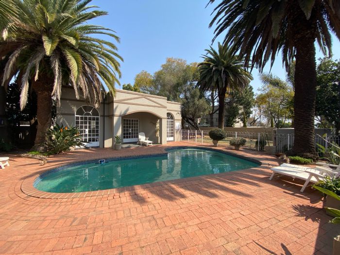 Morningside Apartment To Rent: Furnished, pool, clubhouse, near shopping and schools.