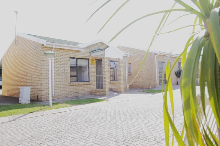 House for Sale in Jeffreys Bay Central: Secure living, gardens, pet-friendly, close to amenities.
