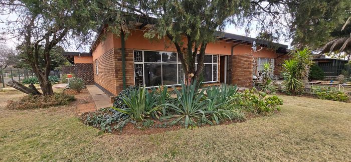 For Sale: Apartment in Declercqville with 2 bedrooms, garage, and private garden.