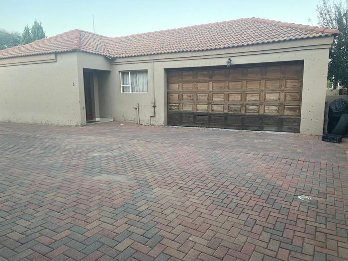 For Sale: Townhouse in Neserhof Ext 1 with 3 beds, double garage, en-suite.