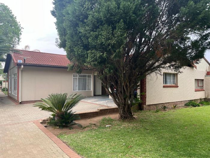 For Sale: 5-bedroom house in Flimieda with study, garage, and investment potential.
