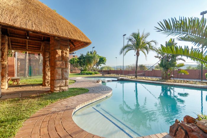 Sunninghill Townhouse To Rent: 2-bed, pet-friendly, clubhouse, tennis court, pools.