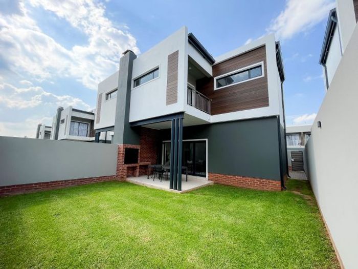 House for Sale in Sunninghill: Secure clusters, home office, no transfer fees.