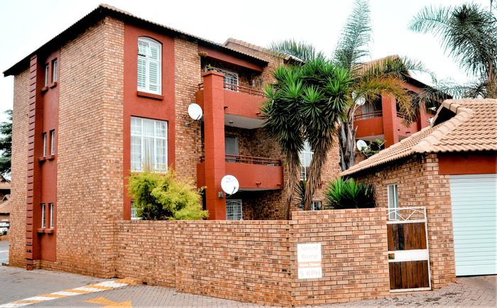 2-Bedroom Apartment for Sale in Die Hoewes with Pool, Garage, and Security.