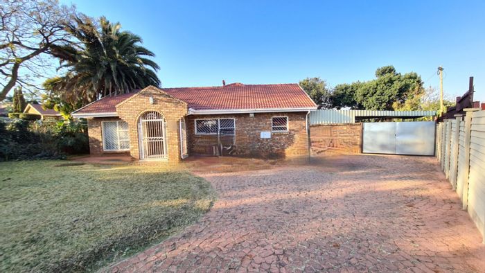 Laudium House For Sale: 3 Bedrooms, study, spacious yard, double carport.