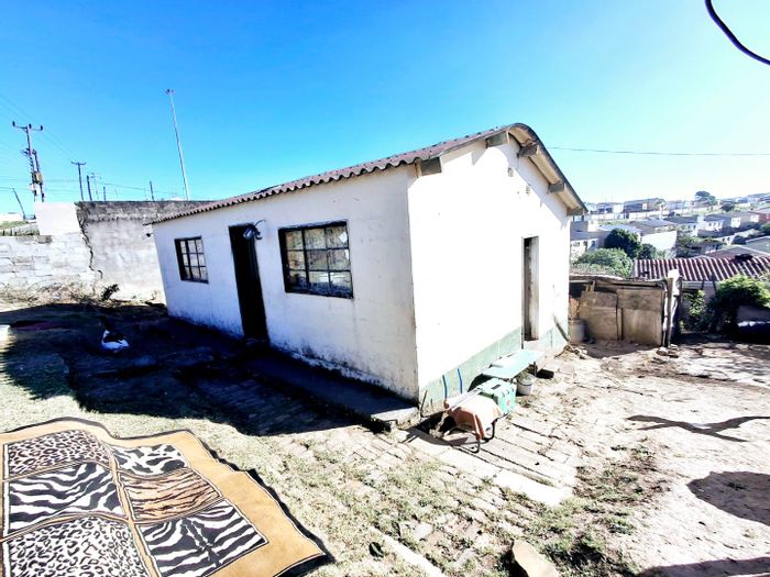 House for Sale in Mdantsane Nu 13: 2 Bedrooms, Private Yard, Convenient Location.