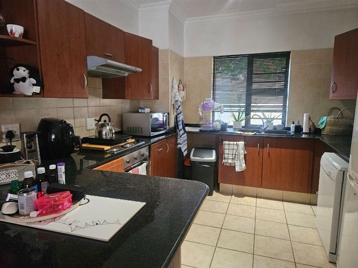 Ravenswood Apartment For Sale: 2 Bedrooms, Pool, Convenient Layout, Carport.