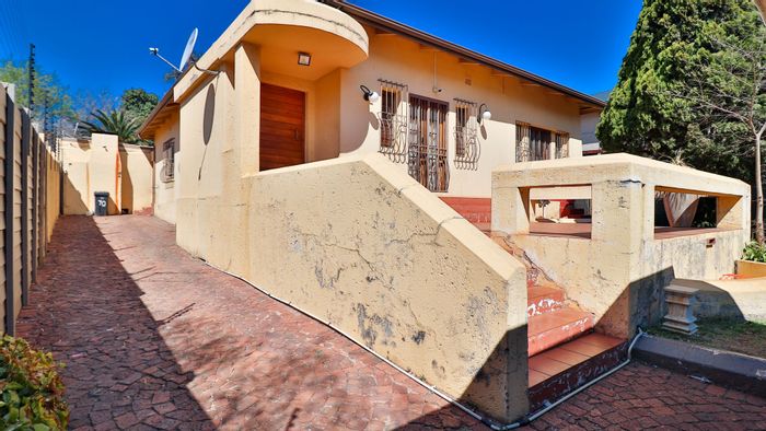 Kensington House For Sale: 3 beds, 2 baths, plus rental cottages and spacious garden.