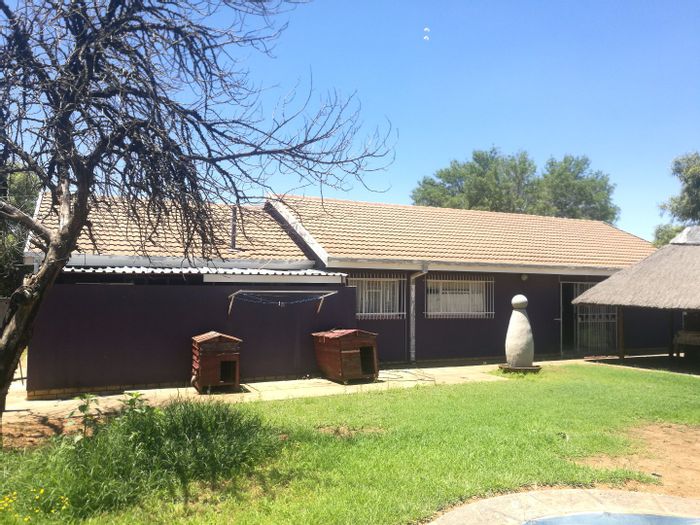 For Sale: House in Meiringspark with 3 Bedrooms, Pool, and Garden.