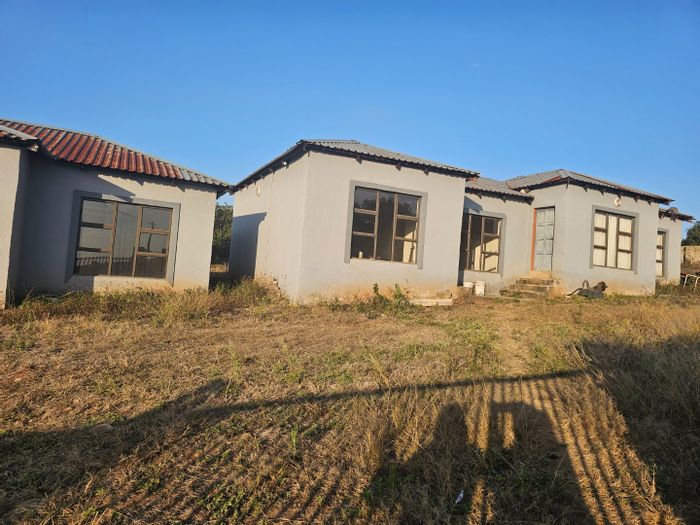 For Sale: Boschrand Farm with 7 ensuite units, kitchenette, and built-in cupboards.