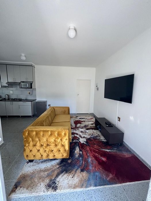 Glen Austin AH Apartment To Rent: 1 Bed, Solar Power, Tennis Court, Braai Area.