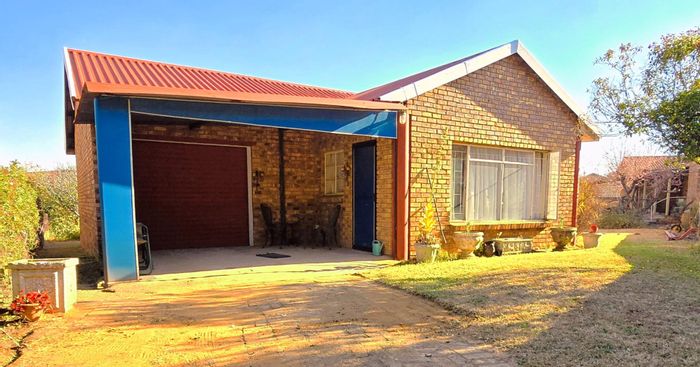 House for Sale in Kleinfontein AH: 2 Bedrooms, large garden, community amenities.