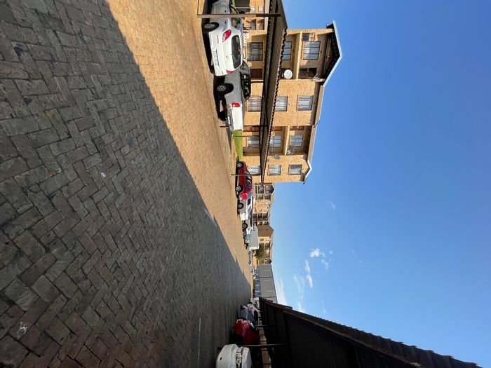 Chloorkop Apartment For Sale: 2 beds, 24-hour security, prepaid electricity, reliable tenant.