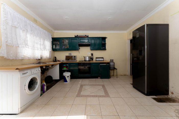 Dobsonville House For Sale: 3 Bedrooms, rental flatlets, close to amenities.