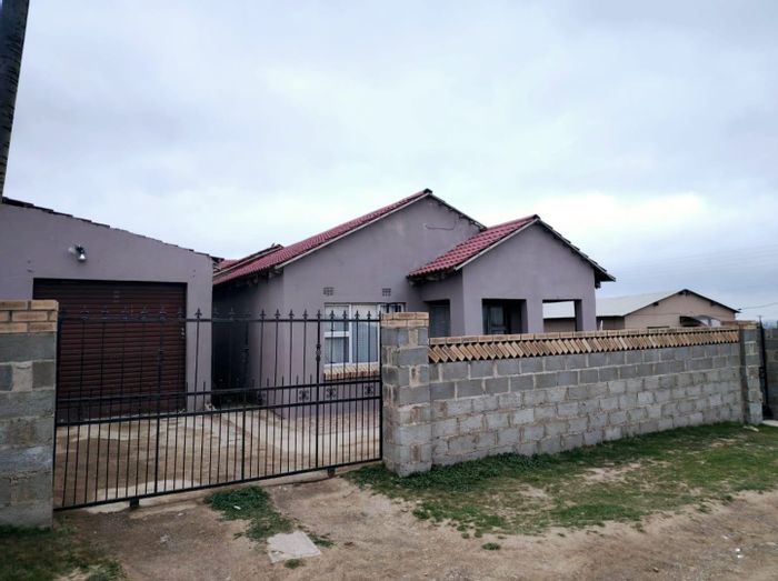 For Sale: House in Mbekweni with 4 bedrooms, garage, and secure yard.