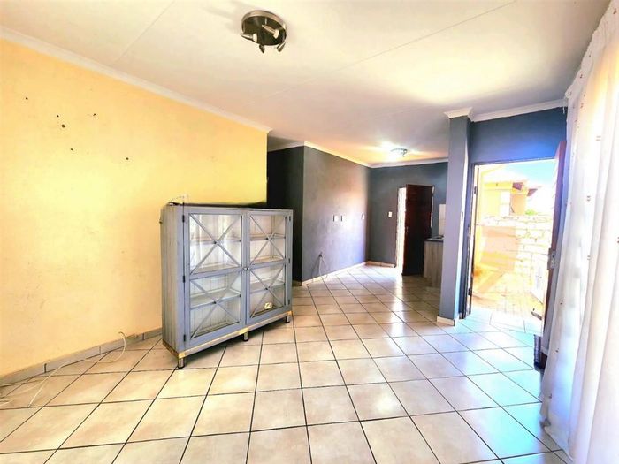 Crystal Park House For Sale: 3 bedrooms, 2 bathrooms, ideal family layout.